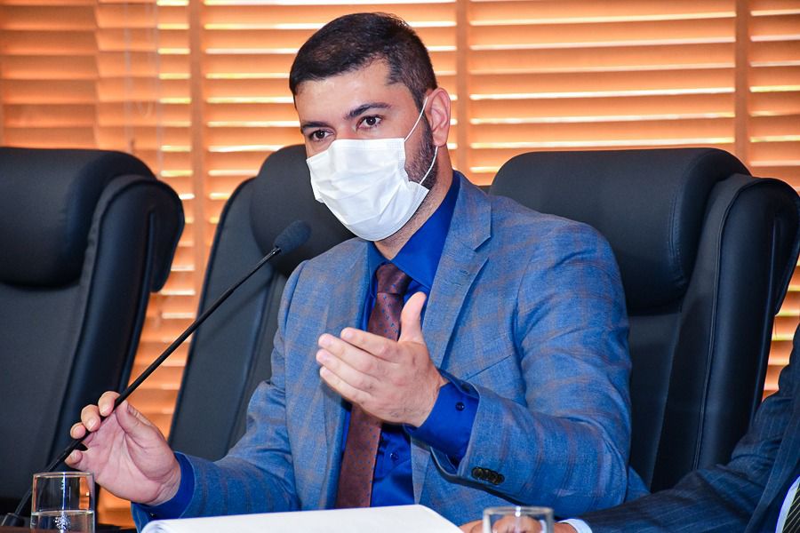 Nicolau comemora decisão do TCE que contempla todos os servidores da educação com abono 